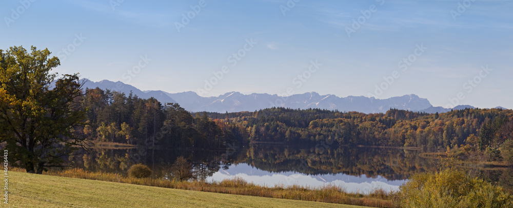 großes Panorama des großen Ostersee bei Iffeldorf mit Bergpanorama der bayerischen Berge großes Panorama des großen Ostersee bei Iffeldorf mit Bergpanorama der bayerischen Berge