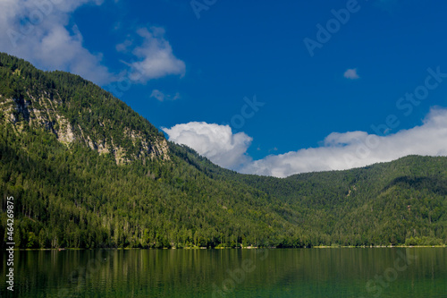 Sommerliche Entdeckungstour zum wundersch  nen Eibsee in den Bayrischen Alpen - Deutschland