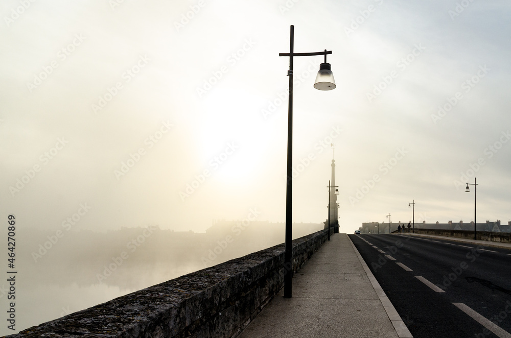 Pont Jacques-Gabriel Blois bord de Loire dans la brume au matin