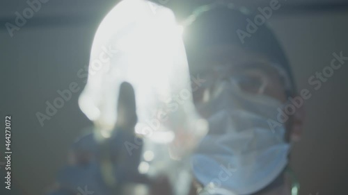 Anestesista mette la mascherina per addormentare il paziente photo