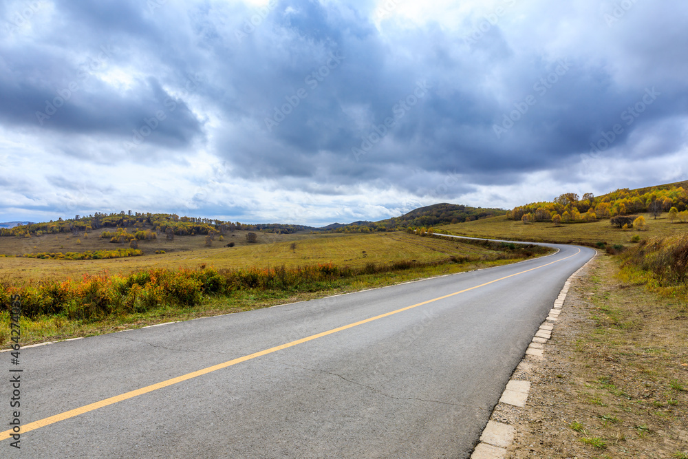 Fototapeta premium Empty asphalt road pavement and sky clouds on a cloudy day.