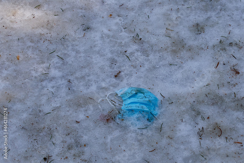 Illegal im Wald entsorgte Mundchutzmaske im Winter	 photo