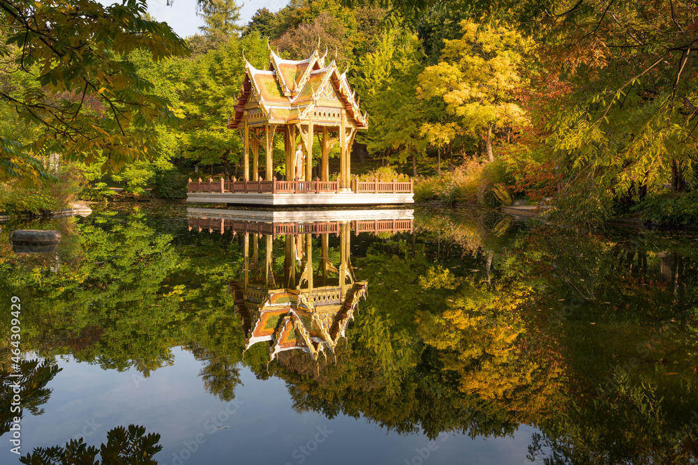 Fototapeta premium Thailändische Sala mit Buddha-Statue im Westpark