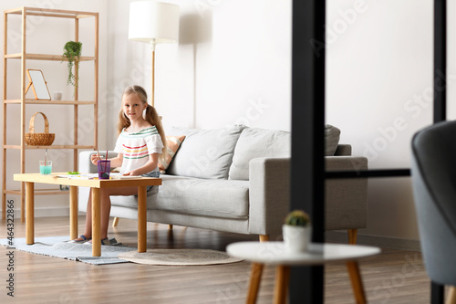 Little girl painting with w...