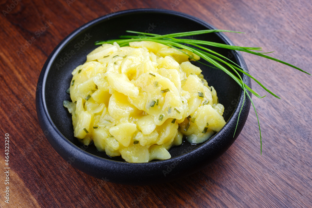 Φωτογραφία Traditioneller deutscher Kartoffelsalat mit Zwiebel und Schnittlauch serviert al
