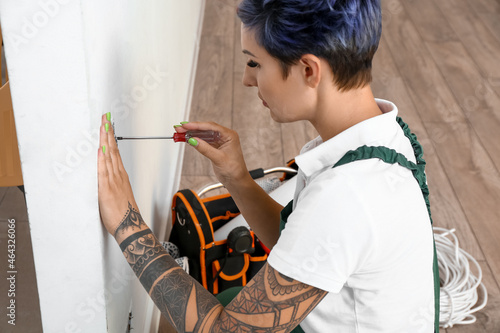 Female electrician repairin...
