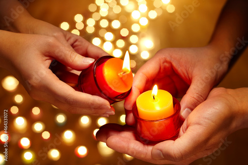 キャンドルリレーをする女性と男性