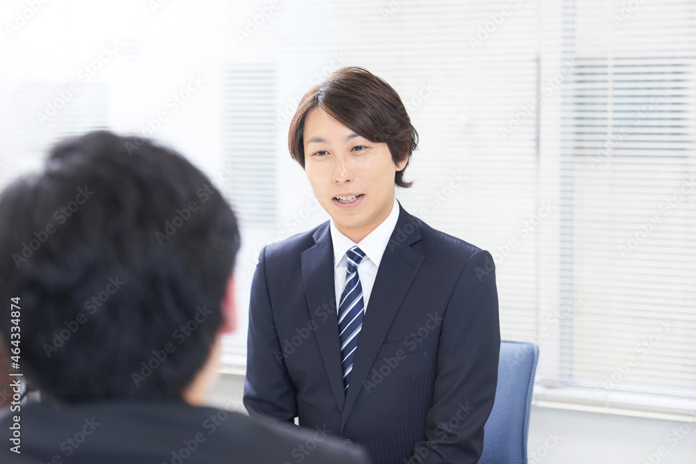 面接をされるリクルートスーツの男性 面接をされるリクルートスーツの男性