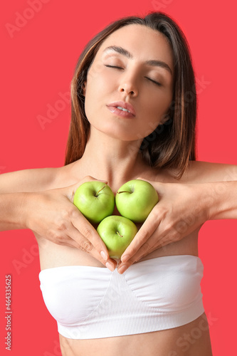 Young woman with fresh appl...