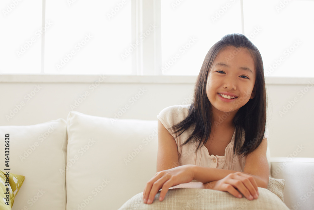 窓辺のソファーに座る女の子 窓辺のソファーに座る女の子