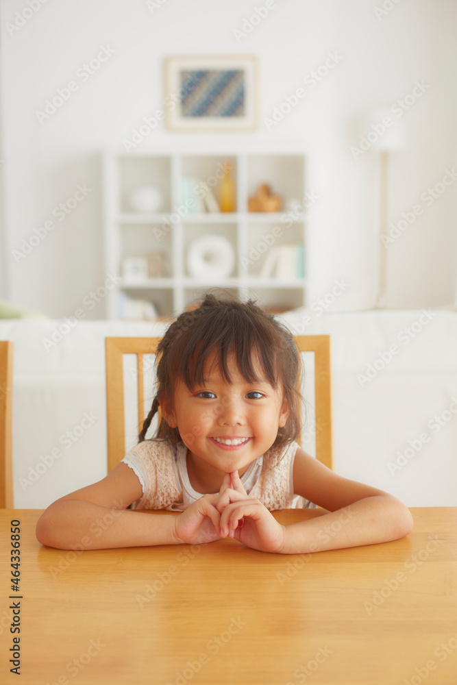 ダイニングの椅子に座る女の子 ダイニングの椅子に座る女の子