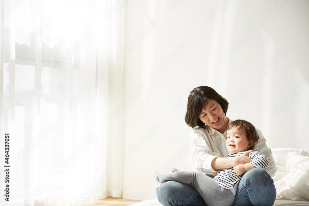 お母さんに抱いてもらう男の子 お母さんに抱いてもらう男の子