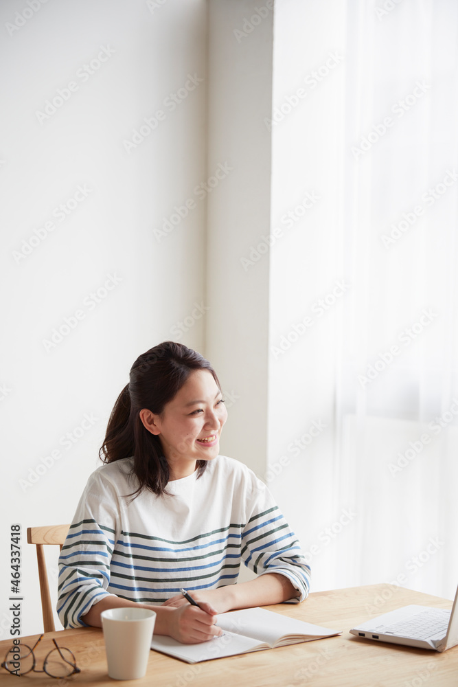 ノートに書く若い女性 ノートに書く若い女性