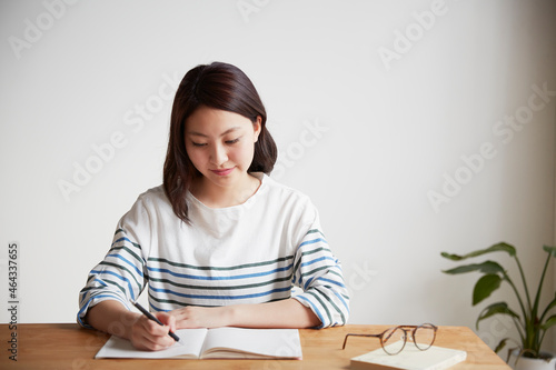 ノートに書く若い女性 photo