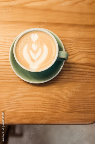 Jedna filiżanka kawy na stole, latte art