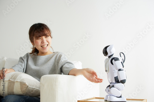 ロボットと会話する女性 photo