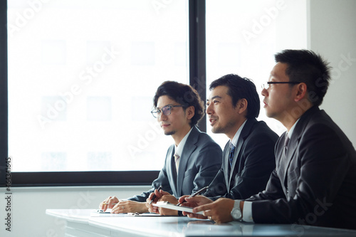オフィスで面接をしている３人の男性 photo