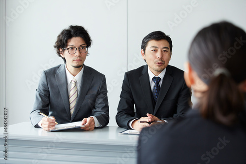 オフィスで面接を受けている女性と面接官 photo