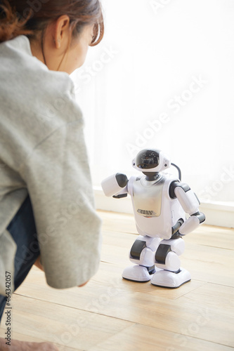 女性と会話をしているロボット photo