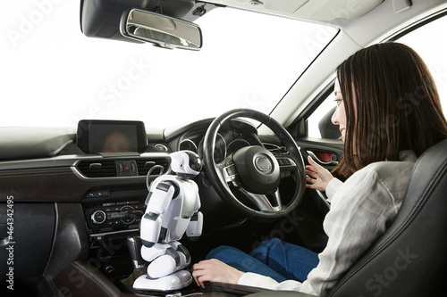 ロボットを使って自動運転車を操作する女性 photo