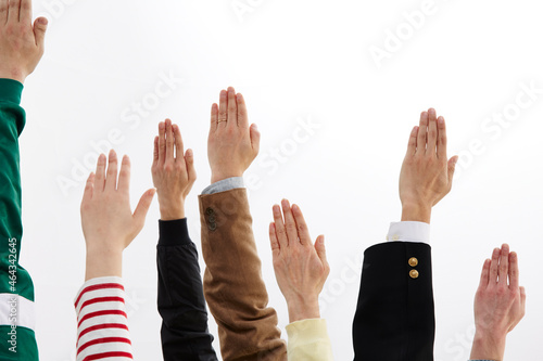 挙手する人々の手 photo