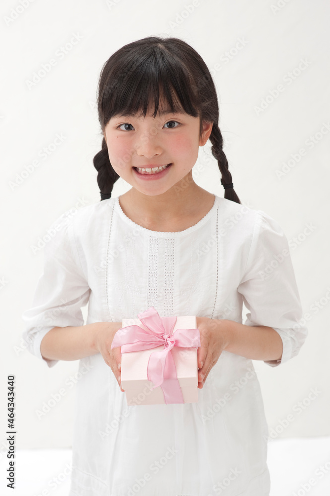 プレゼントを持つ女の子 プレゼントを持つ女の子