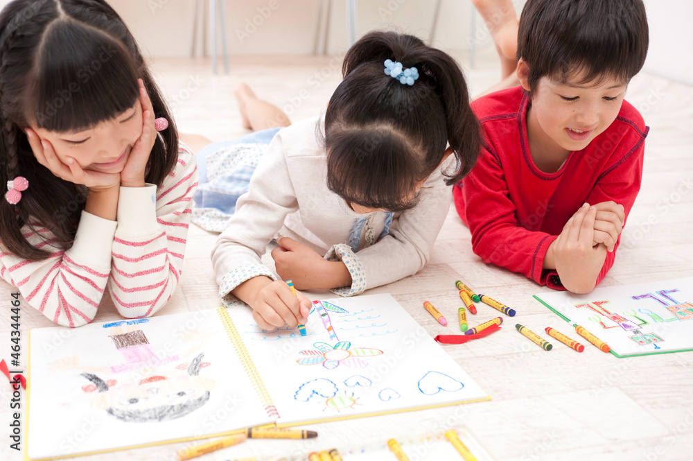 お絵描きする3人の子供男女 お絵描きする3人の子供男女