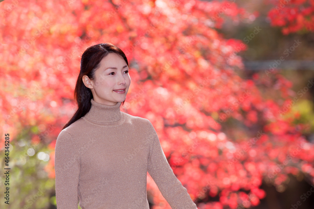 紅葉狩りをする女性 紅葉狩りをする女性