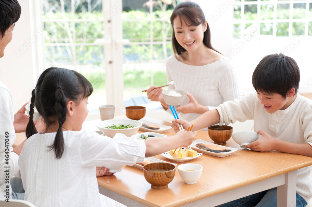 朝食でご飯を食べる4人家族 朝食でご飯を食べる4人家族