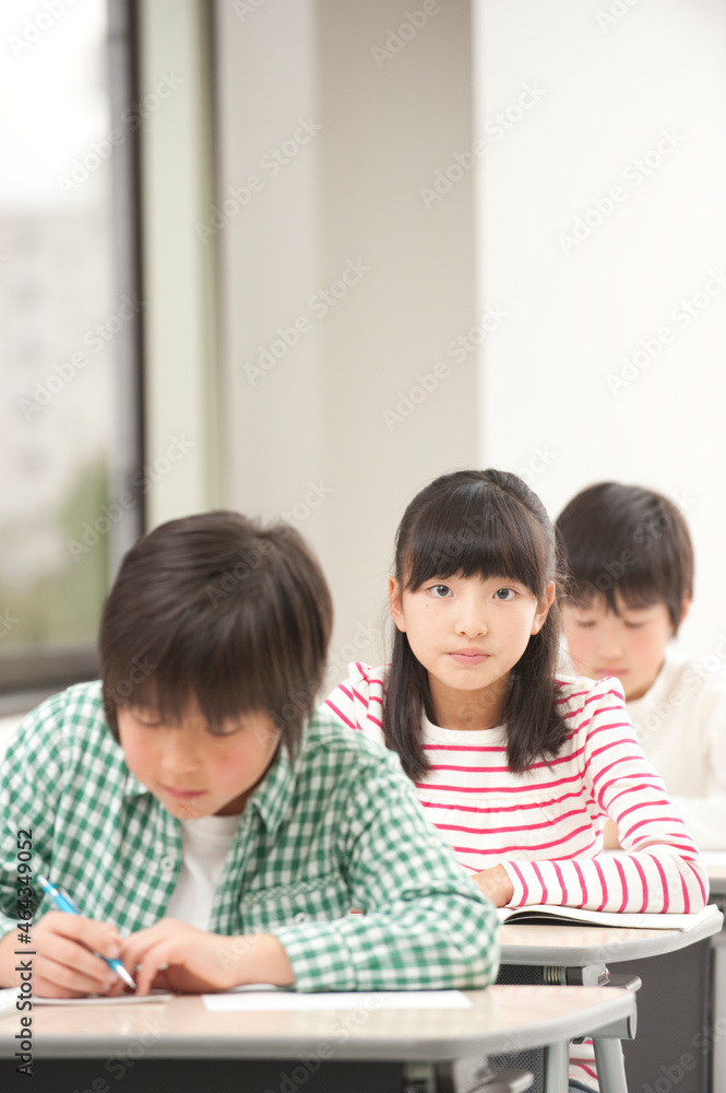 授業中の小学生男女三人 授業中の小学生男女三人