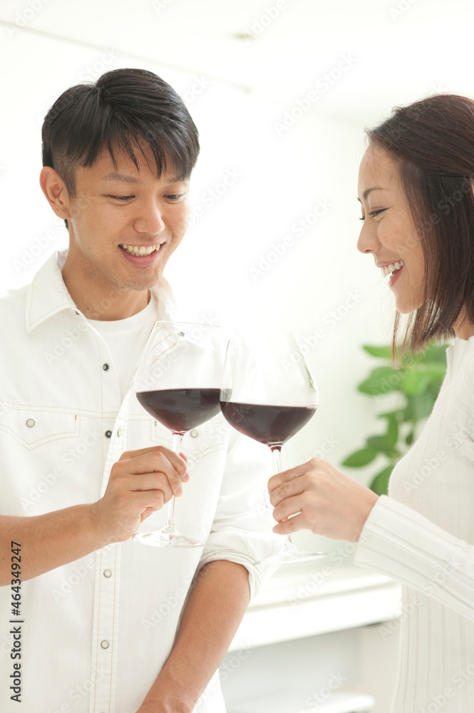 赤ワインで乾杯する20代カップル 赤ワインで乾杯する20代カップル