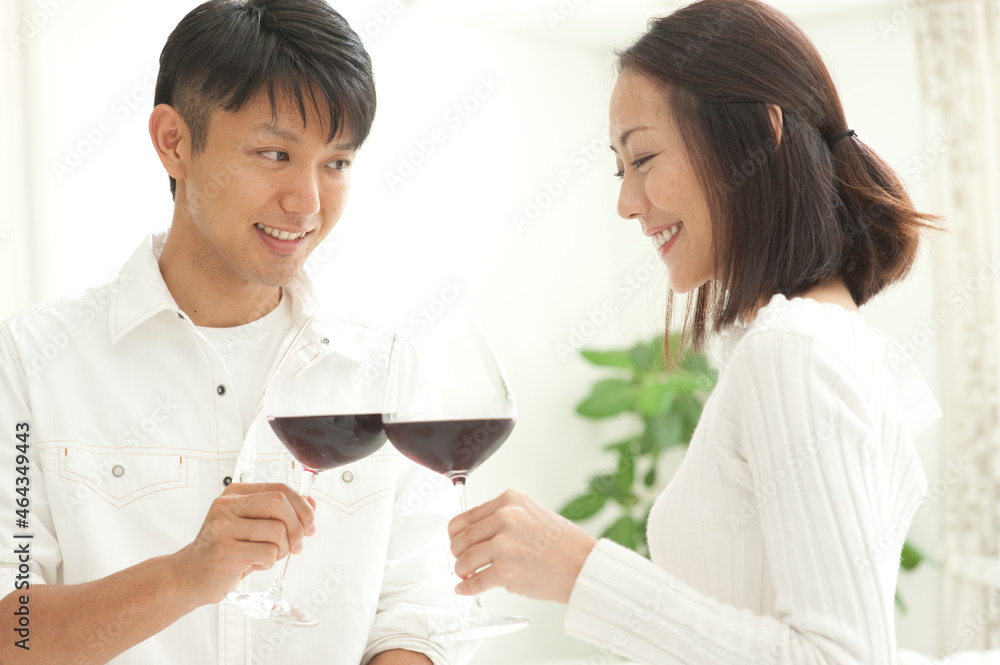赤ワインで乾杯する20代カップル 赤ワインで乾杯する20代カップル