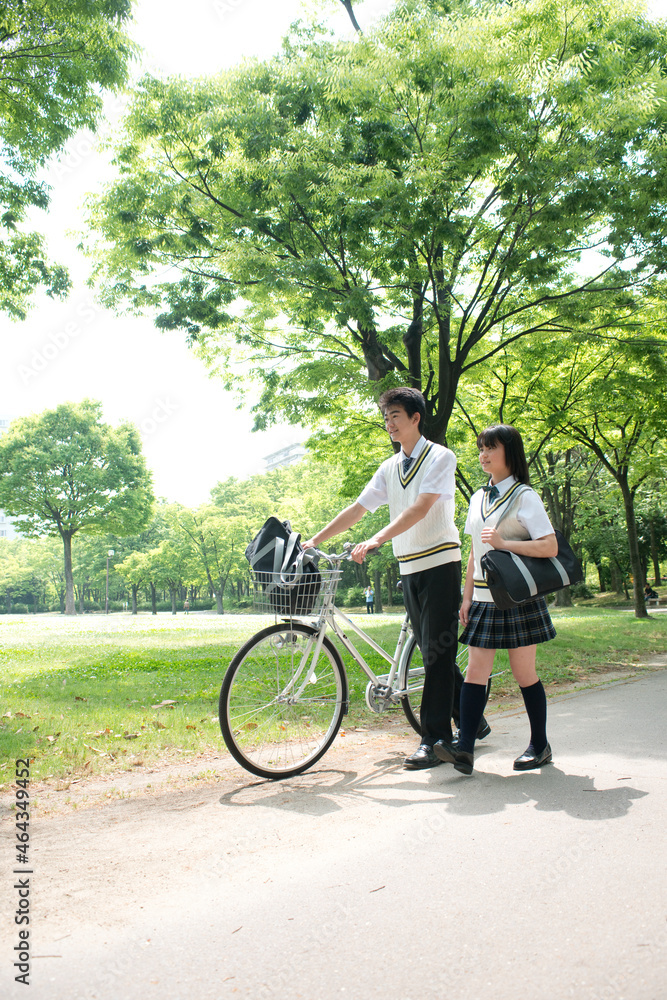 登下校の夏服高校生カップルと自転車 登下校の夏服高校生カップルと自転車