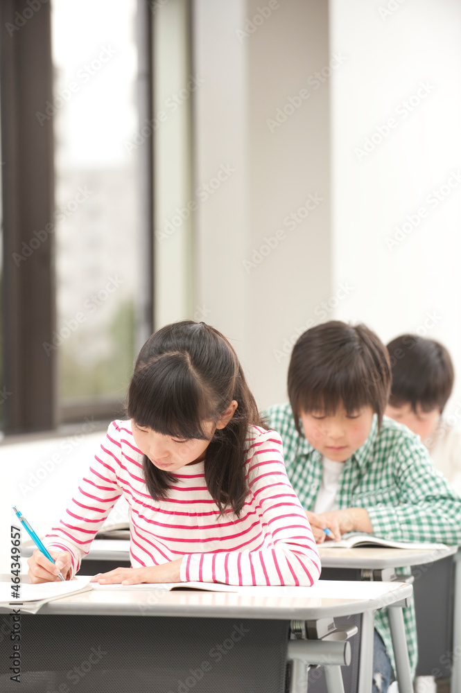 授業中の小学生男女三人