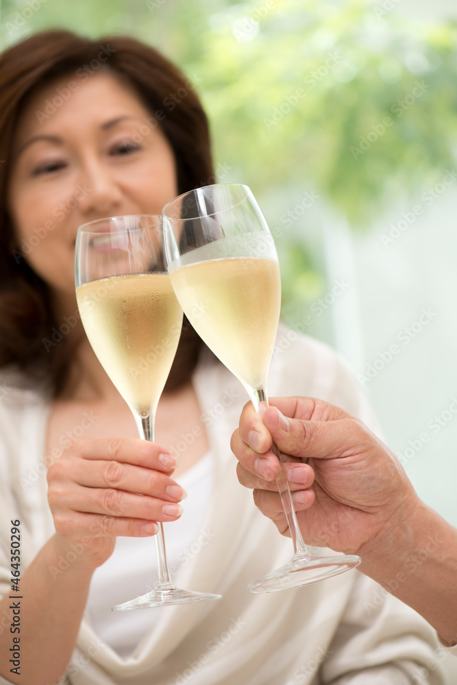 シャンパンで乾杯する中高年夫婦 シャンパンで乾杯する中高年夫婦