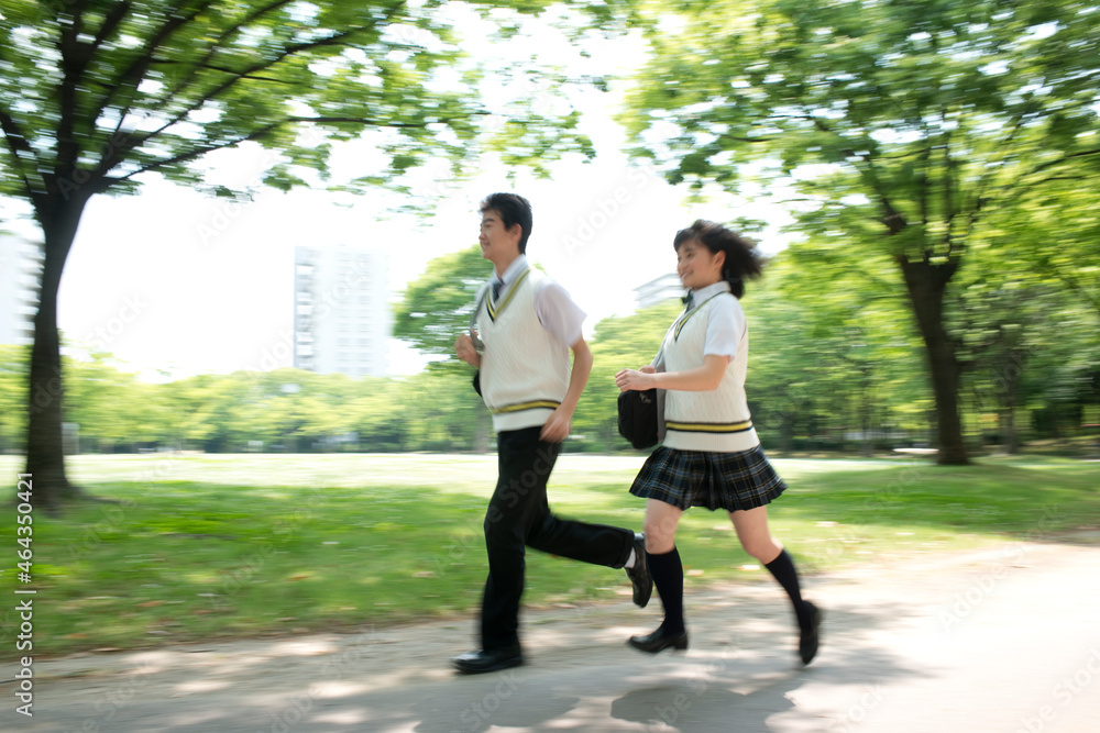 走る夏服高校生カップル 走る夏服高校生カップル