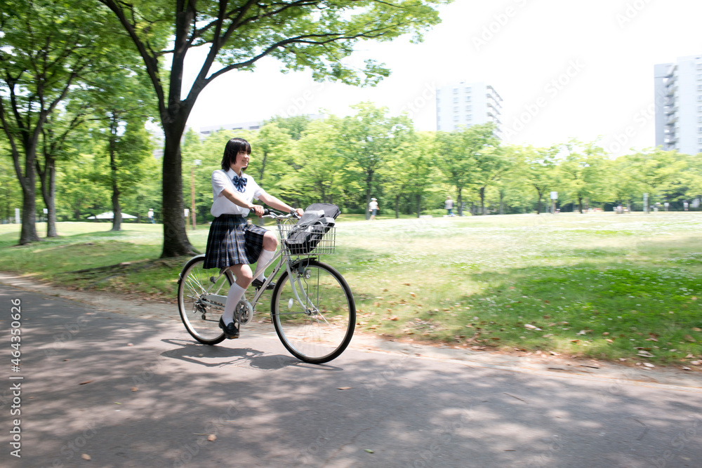 自転車に乗って走る女子高生 自転車に乗って走る女子高生