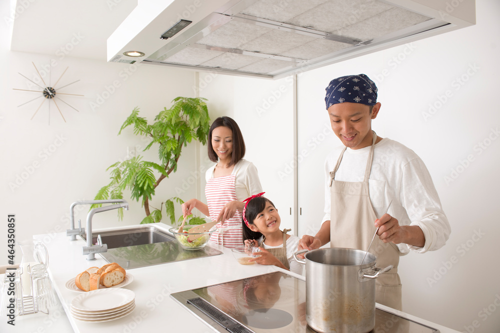 キッチンで料理する20代夫婦と女の子 キッチンで料理する20代夫婦と女の子