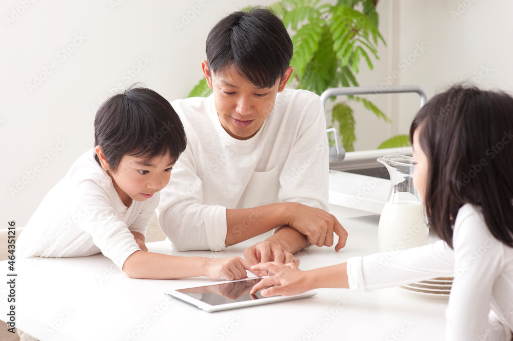 タブレットPCで遊ぶ父と子供男女 タブレットPCで遊ぶ父と子供男女