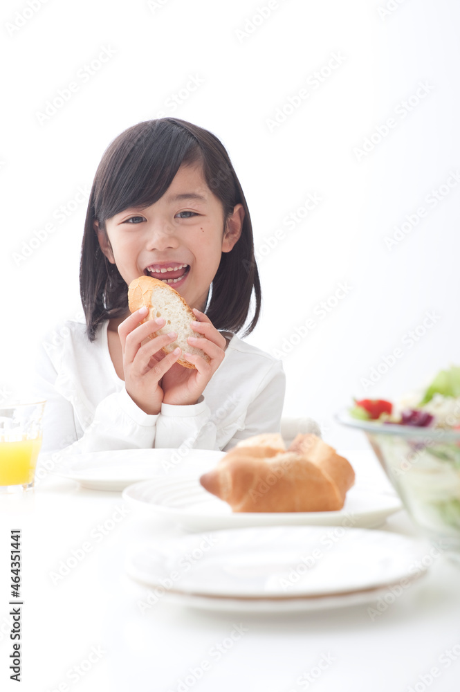 食卓で朝食中の女の子 食卓で朝食中の女の子