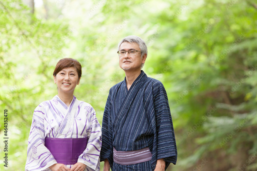 新緑と浴衣の中高年夫婦
