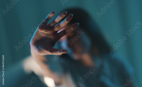 Bilde på lerret Young woman doing a stop sign with her hand