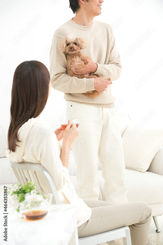 リビングルームの20代カップルと犬 リビングルームの20代カップルと犬