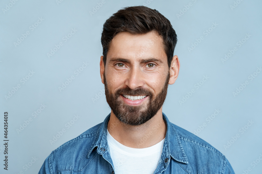 Obraz premium Portrait happy smiling man in casual clothes isolated on blue wall background