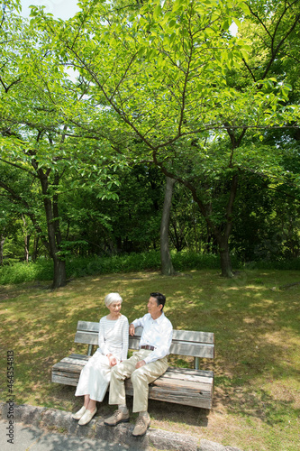 公園のベンチで休むシニア夫婦 photo