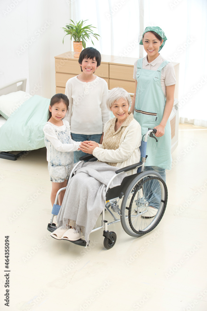 車椅子の老人と孫と介護ヘルパー 車椅子の老人と孫と介護ヘルパー