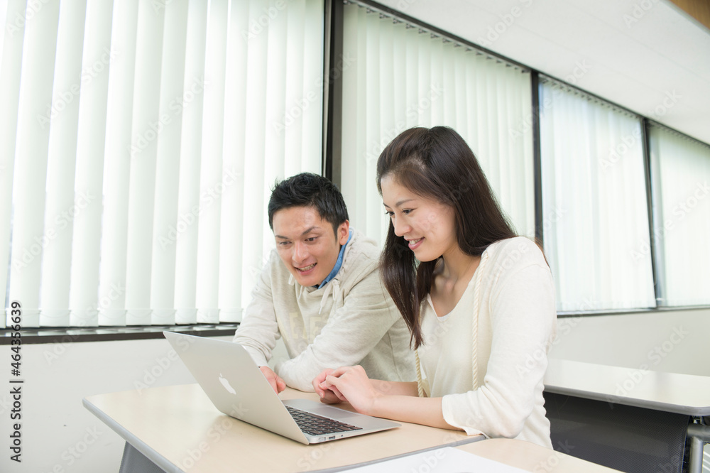 PCを見て遊ぶ大学生カップル PCを見て遊ぶ大学生カップル