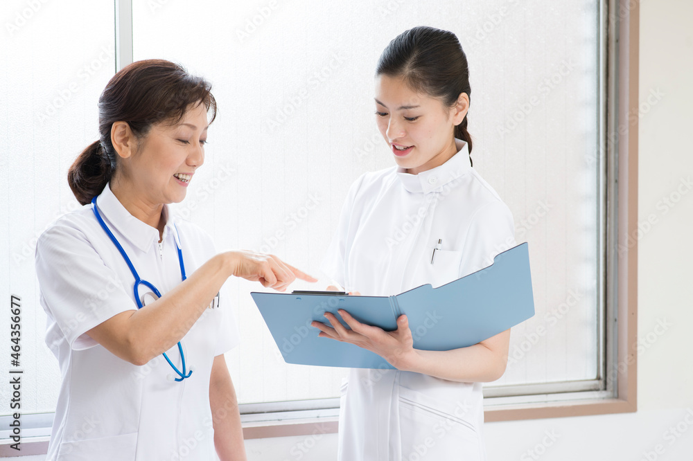 女医と看護師