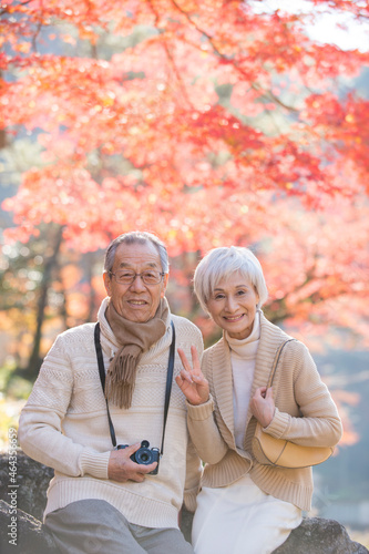 紅葉狩りを楽しむシニア夫婦 photo