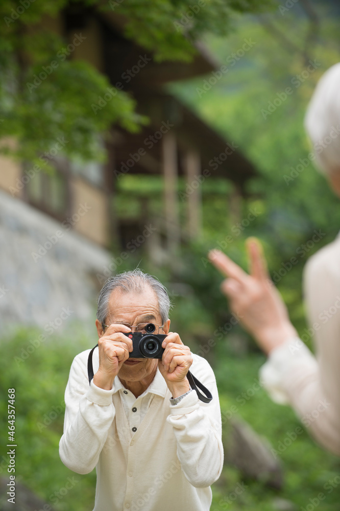 旅行先で写真を撮るシニア夫婦 旅行先で写真を撮るシニア夫婦